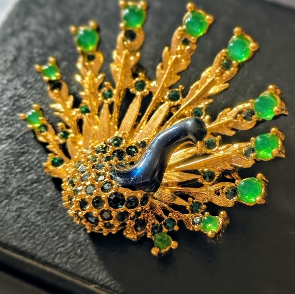 Elegant Gold and Green Peacock Brooch - Picture 2 of 6